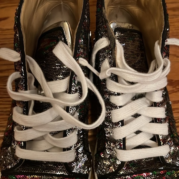 Gentle used women’s size 8 Christian Louboutin! - Picture 5 of 7